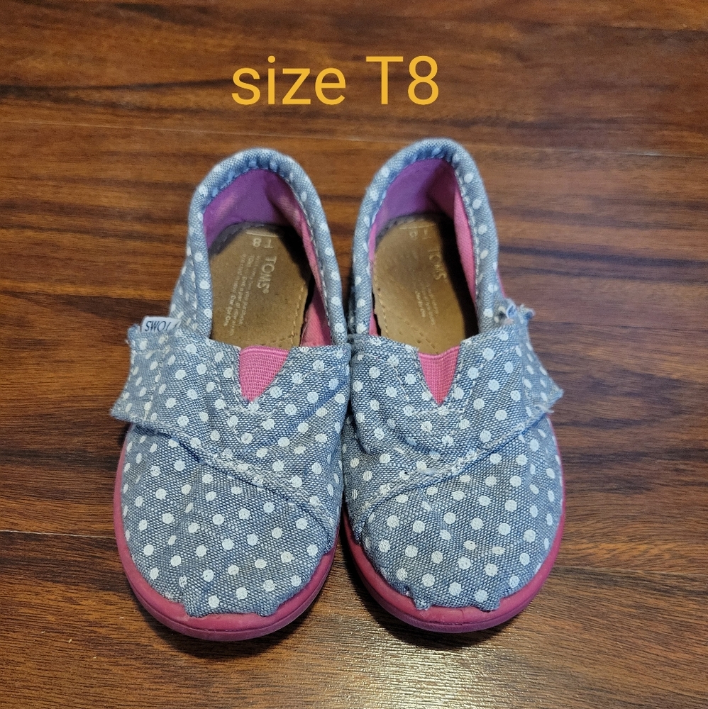 TOMS Size T8.
Grey polka dot